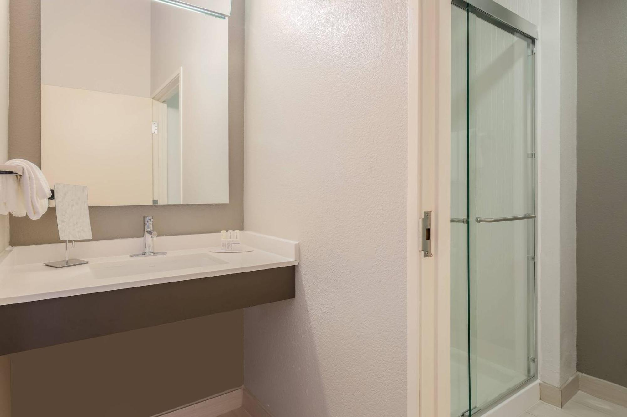 Courtyard By Marriott Monroe Airport Hotel Bagian luar foto